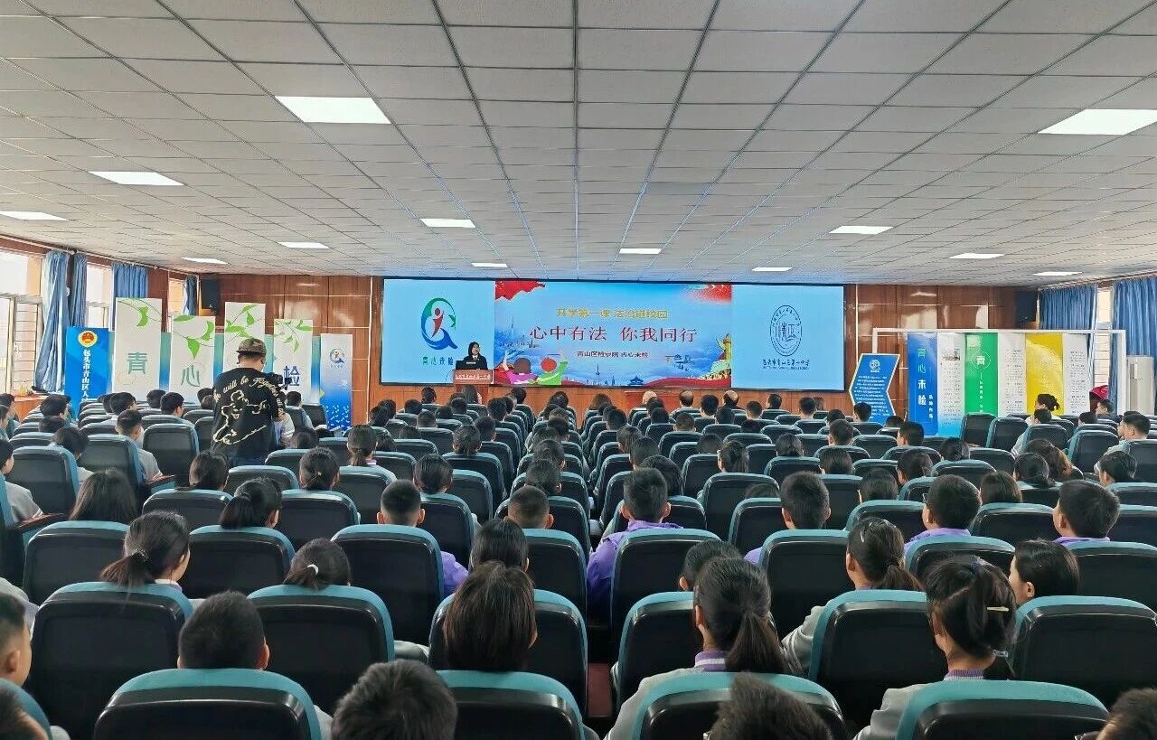 ���커��ѿ������δ�졿�����龰�硶������У԰���� �Գ���ʽ�շ���������ѧ��һ�Ρ�